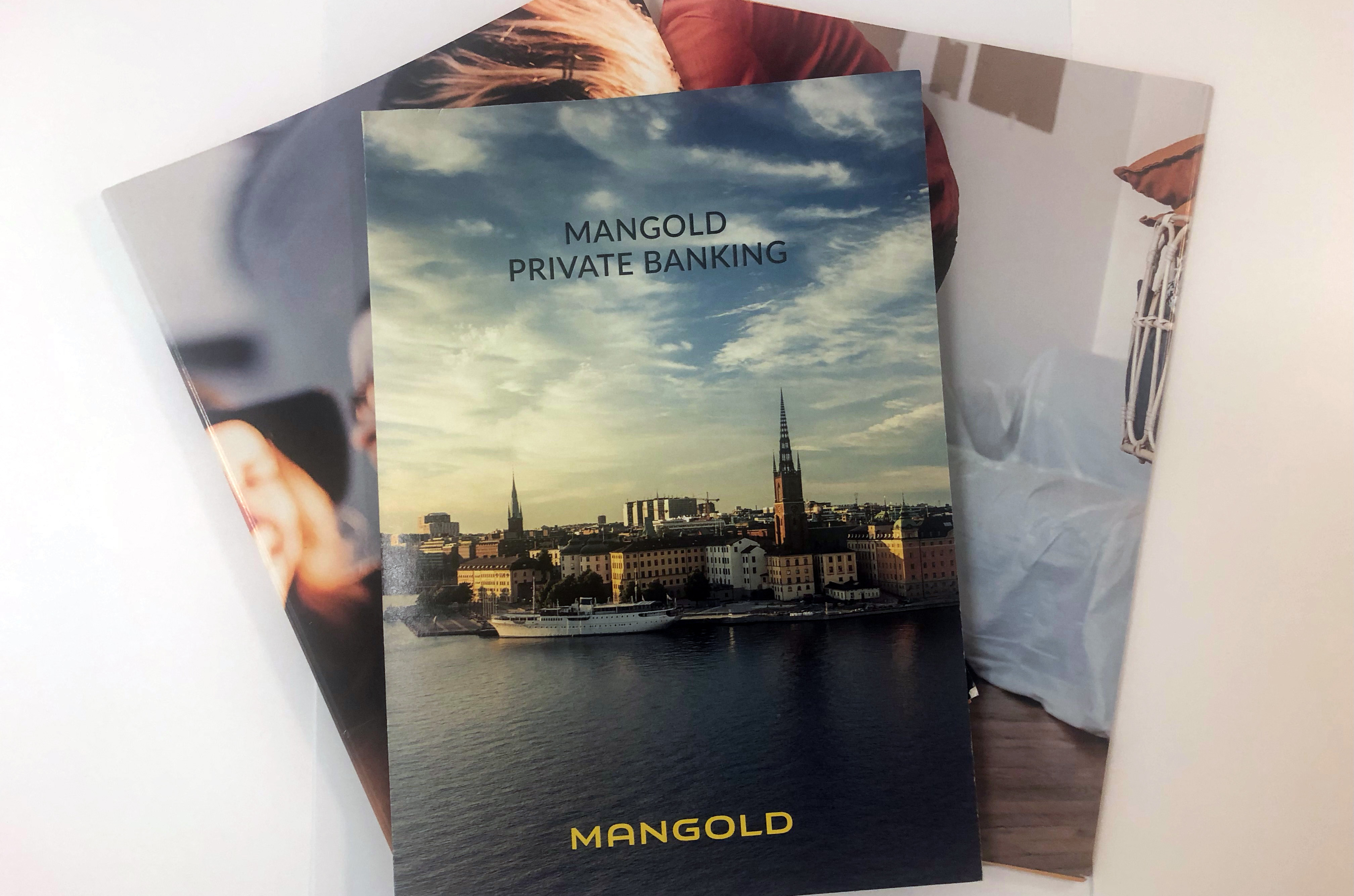 Tre årsredovisningar i hög, med Mangold liggande överst